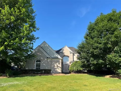 3387 Sussex Dr, Oakland, MI 48306