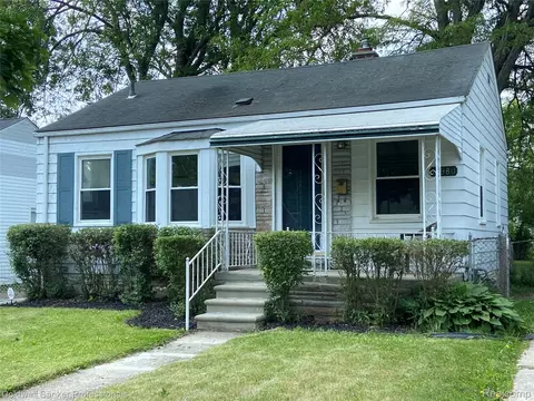 18980 Roscommon St, Harper Woods, MI 48225