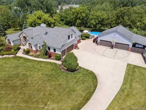 2365 Chilson Meadows Ln, Howell, MI 48843