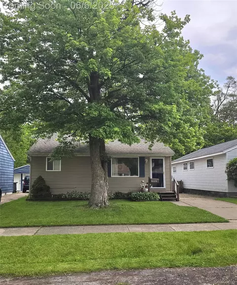 8225 Oak St, Taylor, MI 48180