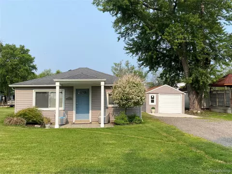 35274 Lake Dr, Rockwood, MI 48173