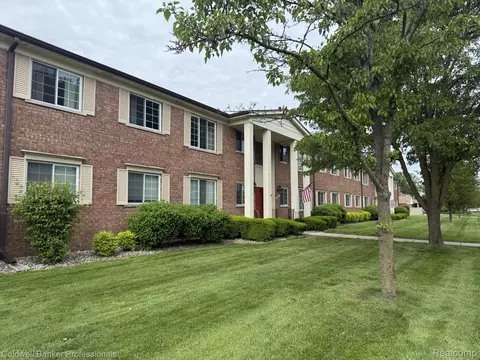 22860 9 Mile Rd #16, Saint Clair Shores, MI 48080