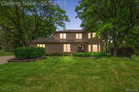 6730 Whiting Dr, Troy, MI 48098