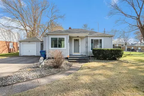 236 Helmar Ct, Benton Harbor, MI 49022