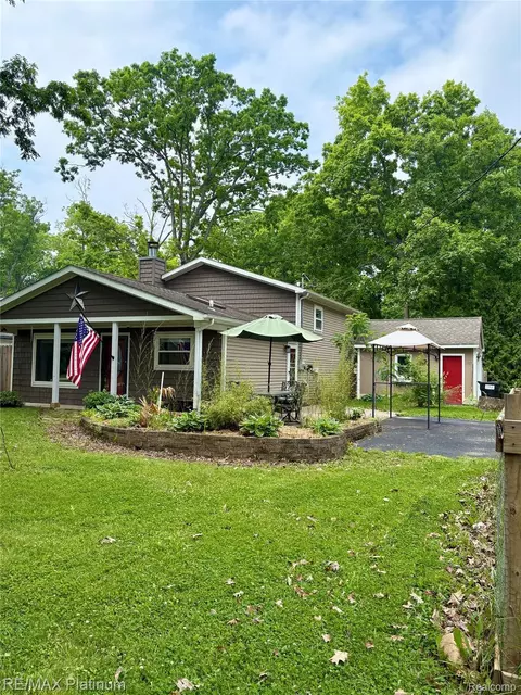 1707 Maxfield Rd, Hartland, MI 48353