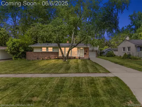 29447 Spring Hill Dr, Southfield, MI 48076