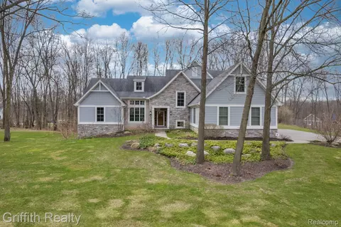 5704 Ciderberry Dr, Genoa, MI 48116