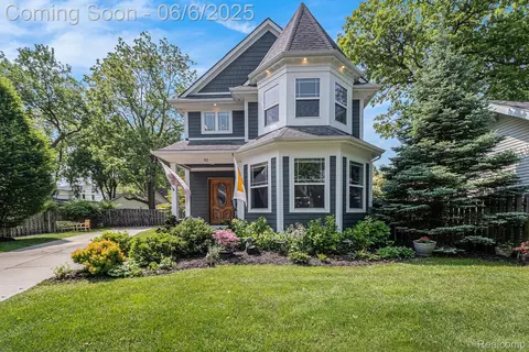 92 Kensington Blvd, Pleasant Ridge, MI 48069