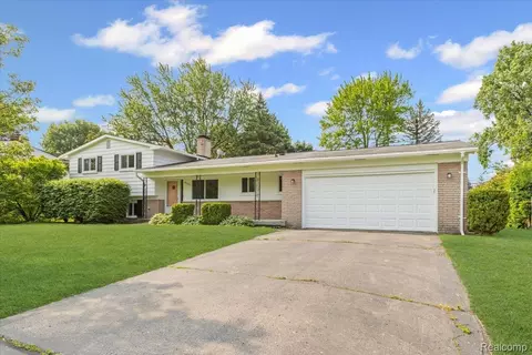 2985 Lacota Rd, Waterford, MI 48328