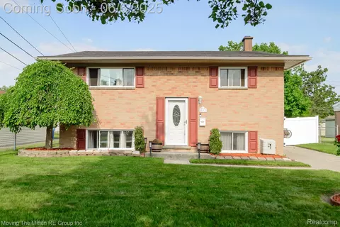 537 S Wildwood St, Westland, MI 48186
