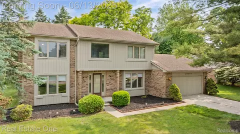 28840 E King William Dr, Farmington, MI 48331