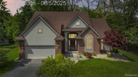 4610 Woodbine Cir, West Bloomfield, MI 48323