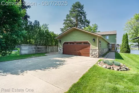 2200 Fernlock Dr, Oxford, MI 48371