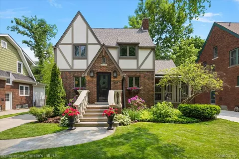 676 Washington Rd, Grosse Pointe, MI 48230