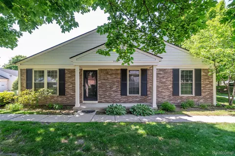 7730 Lake Ridge Dr, Waterford, MI 48327