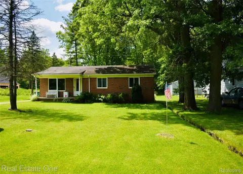 25541 King Rd, Brownstown, MI 48174