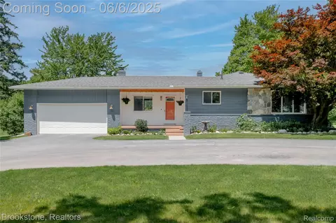 5451 E Holly Rd, Holly, MI 48442