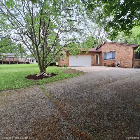 3827 Woodland Dr, Metamora, MI 48455