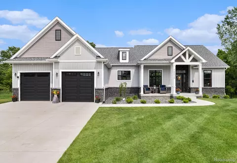 14017 Tupper Lake Dr, Fenton, MI 48451