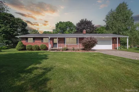 229 Hillview Ter, Fenton, MI 48430