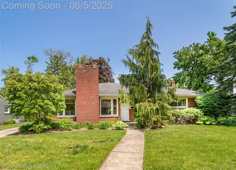 16926 Beverly Rd, Beverly Hills, MI 48025