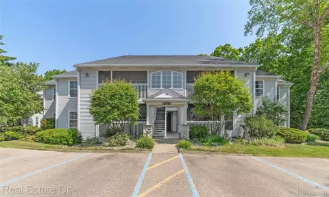 12267 Saint Andrews Way, Fenton, MI 48430