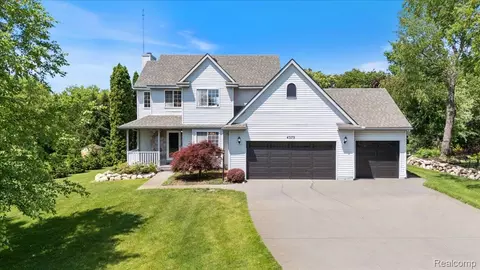 4375 Laura Ln, White Lake, MI 48383