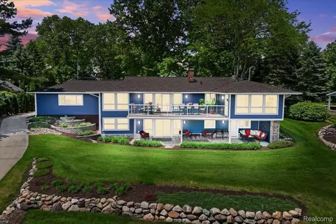 1267 N Lakeview Ln, Highland, MI 48357