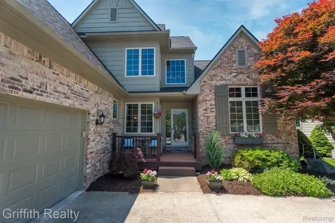 4464 Villa France Dr, Genoa, MI 48116