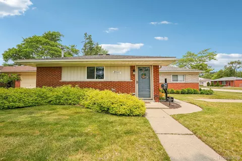 22549 Ashley St, Farmington, MI 48336