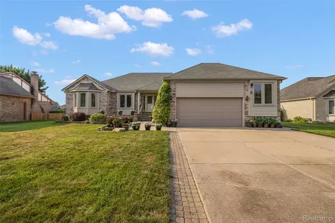 4871 Bayleaf Dr, Sterling Heights, MI 48314
