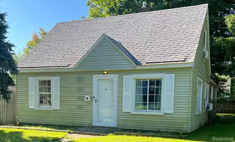 790 3rd Ave, Pontiac, MI 48340
