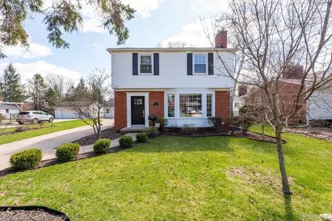 16101 Kinross Ave, Beverly Hills, MI 48025