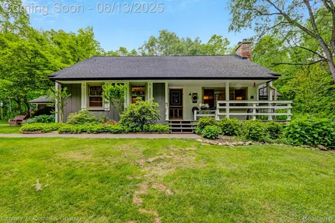 2886 Lorien Dr, Milford, MI 48381