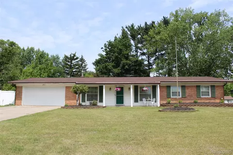 4037 Sandy Creek Dr, Utica, MI 48316