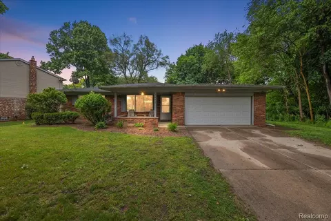 1462 Three Lakes Dr, Troy, MI 48085