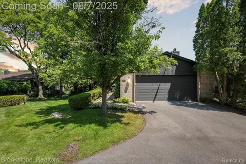 4279 Wabeek Lake Dr S, Bloomfield Hills, MI 48302
