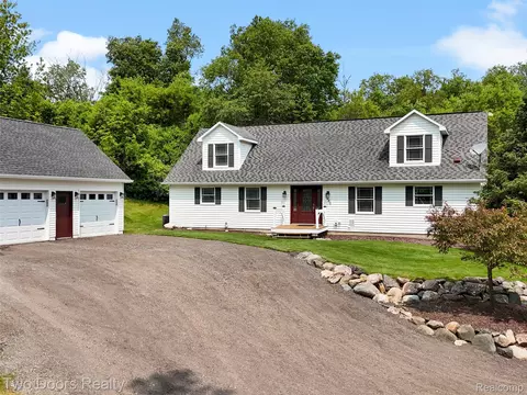 3040 Honey Bee Ln, Addison, MI 48370