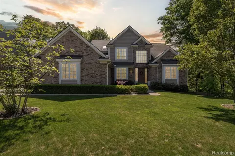 418 Greenan Ln, Orion, MI 48362