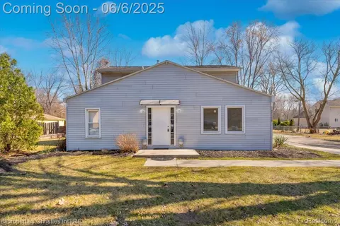 21728 Jefferson St, Farmington, MI 48336
