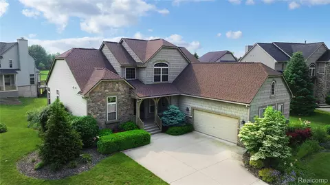 10014 Cotswald Dr, Grand Blanc, MI 48439