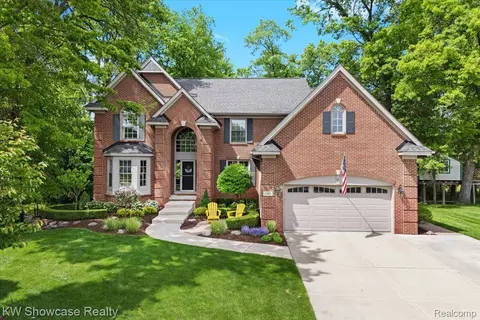 1307 Trillium Ct, Wixom, MI 48393
