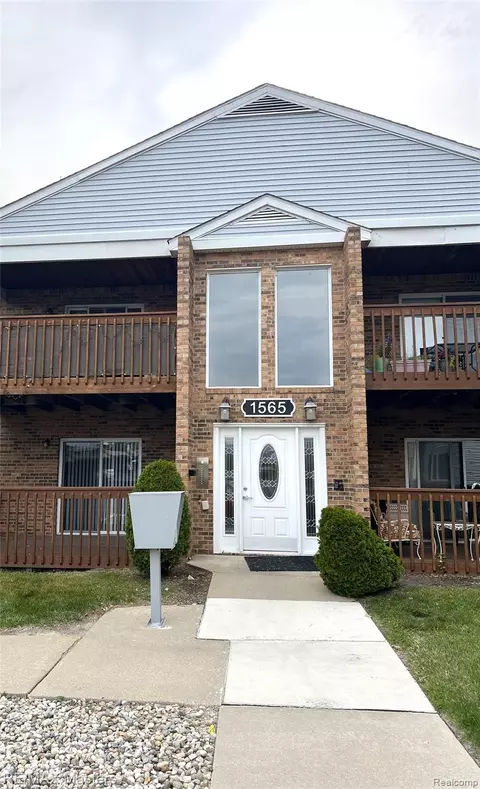 1565 Harbour Blvd #182, Trenton, MI 48183