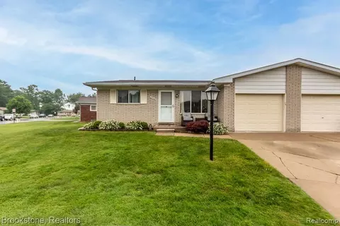 47442 Brent Ct, Chesterfield, MI 48047