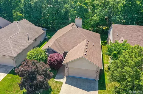 43221 Pointe Dr #57, Clinton Township, MI 48038