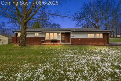 28333 Bayberry Rd, Farmington, MI 48331