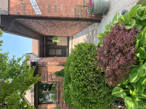 29624 Red Oak Dr, Warren, MI 48092