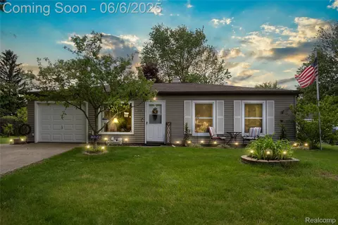 3886 Queensbury Rd, Lake Orion, MI 48359