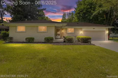 24635 River Heights St, Southfield, MI 48033
