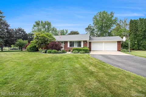 38 Meadowview Dr, Howell, MI 48843